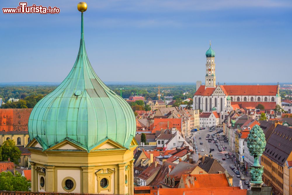 Immagine Skyline di Augusta con le torri campanarie delle cattedrali, Germania.