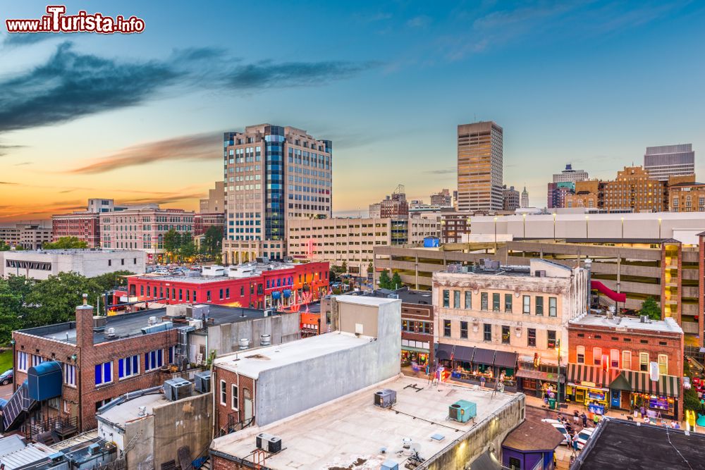 Immagine Skyline di Beale Street dopo il tramonto, Memphis (Tennessee), USA.