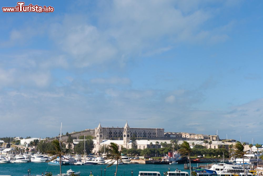 Immagine Skyline di Bermuda, Nord America, con i cantieri navali reali e il King's Wharf.