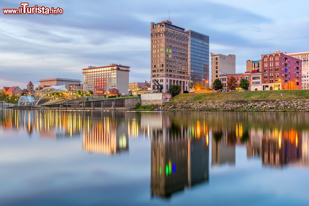 Immagine Skyline di Charleston, West Virginia, sul fiume Kanawha, USA. Capitale dello stato della Virginia Occidentale, Charleston è situata alla confluenza dei fiumi Elk e Kanawha.