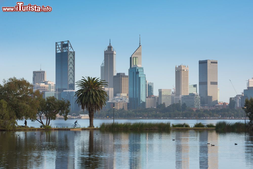 Immagine Skyline di Perth (Australia Occidentale) riflessa nell'acqua del fiume Swan.