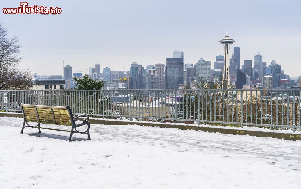 Immagine Skyline di Seattle, stato di Washington, in inverno con la neve. La città si trova su un istmo fra lo stretto di Puget e il lago Washington a sud del confine tra Canada e Stati Uniti.