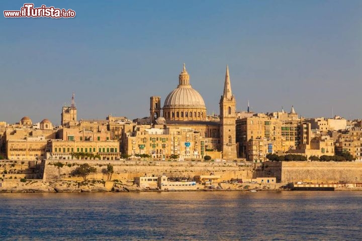 Immagine La skyline della capitale La Valletta, Malta. Città fortificata fondata nel XVI° secolo dai cavalieri di San Giovanni, è nota per i palazzi, i musei e le chiese imponenti.