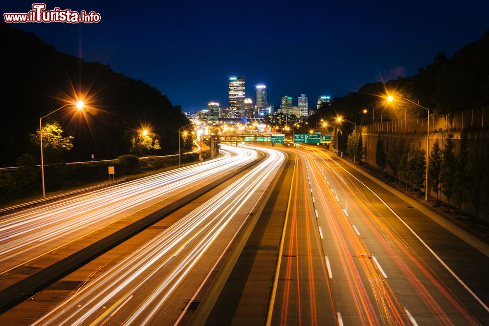 Immagine Skyline notturna della strada I-279 a Pittsburgh, Pennsylvania (USA).