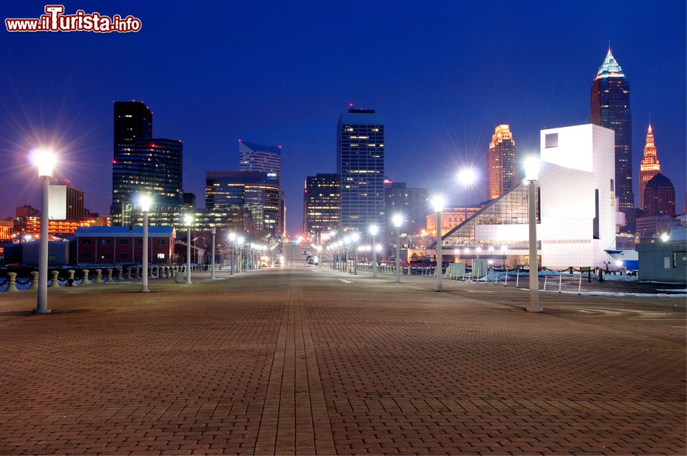 Immagine Skyline notturna di Cleveland dal Voinovich Park, stato dell'Ohio, USA. Questo grazioso parco pubblico si trova proprio dietro al Rock and Roll Hall of Fame.