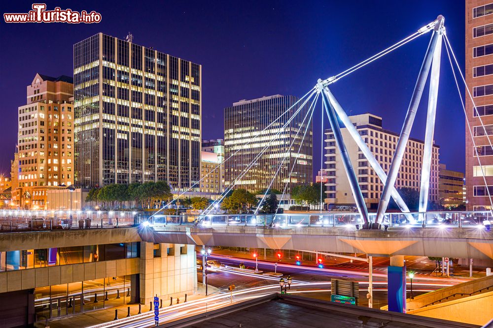 Immagine Skyline notturna di Hartford (Connecticut) con Founders Bridge. Si tratta di uno dei tre ponti autostradali sul fiume Connecticut ed è uno dei capolavori architettonici della città.