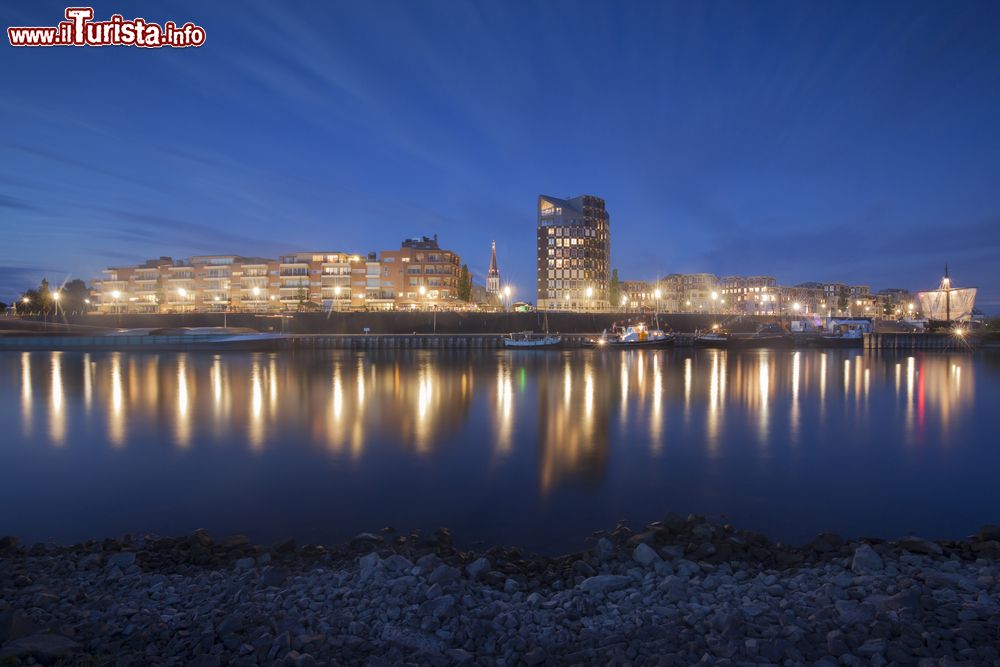 Immagine Skyline notturno di Doesburg, Olanda. Situata sulle rive del fiume IJssel, questa località dei Paesi Bassi ha saputo sfruttare la propria posizione strategica per trasformarsi in un importante centro economico e culturale.