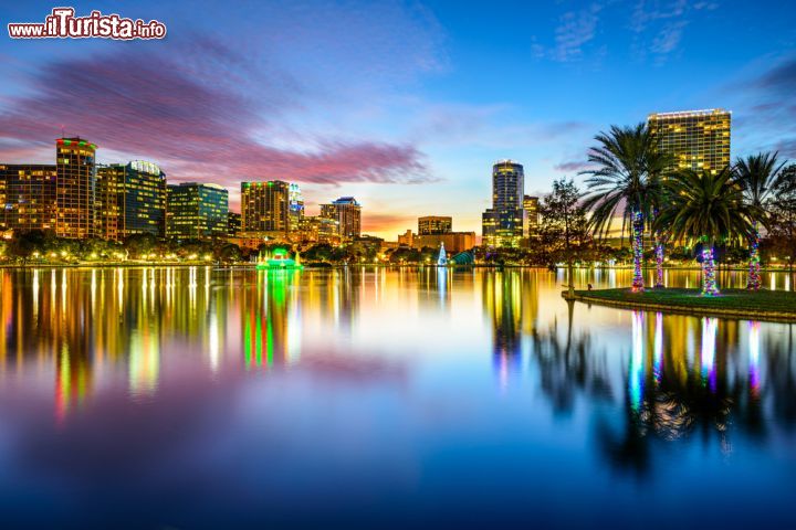 Immagine Skyline di Orlando, Florida - I colori del tramonto si riflettono sul lago Eola creando uno skyline ancora più suggestivo: capoluogo della Contea di Orange, Orlando è conosciuta dai turisti per le numerose attrazioni che ospita © Sean Pavone / Shutterstock.com