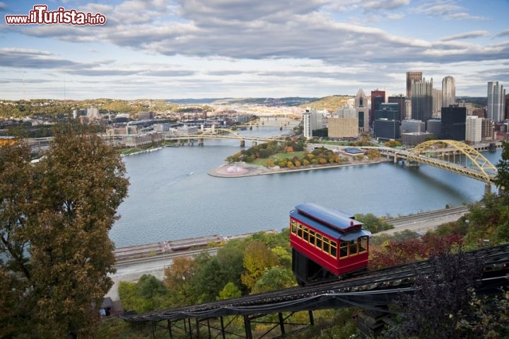 Immagine Pittsburgh, Pennsylvania, in primo piano la funicolare per il Mt. Washington, la Duquesne Incline - © Paul Fisher - Fotolia.com