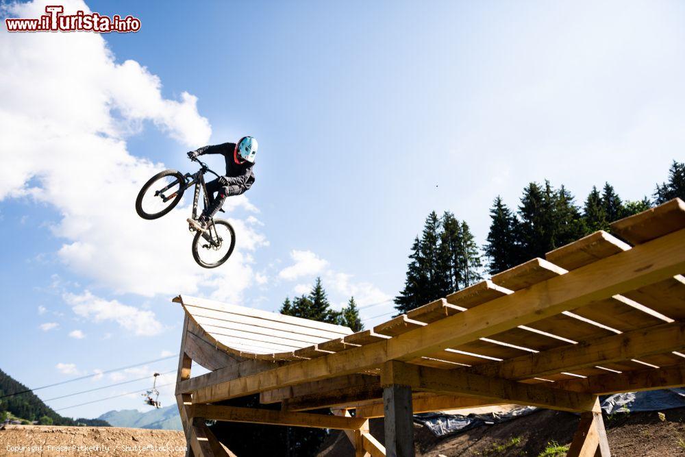 Immagine Slopestyle Mountain Biking a Les Gets, Francia. Questo sport, sia maschile che femminile, prevede acrobazie e salti lungo una pista con rampe e ostacoli  - © FraserPitkethly / Shutterstock.com