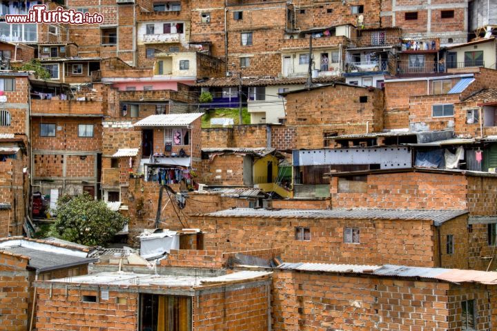 Immagine Sobborgo di Medellin, Colombia. Nota in origine per la produzione e vendita di caffé, oggi Medellin è un importante centro industriale soprattutto nel reparto tessile - © nicolasdecorte / Shutterstock.com