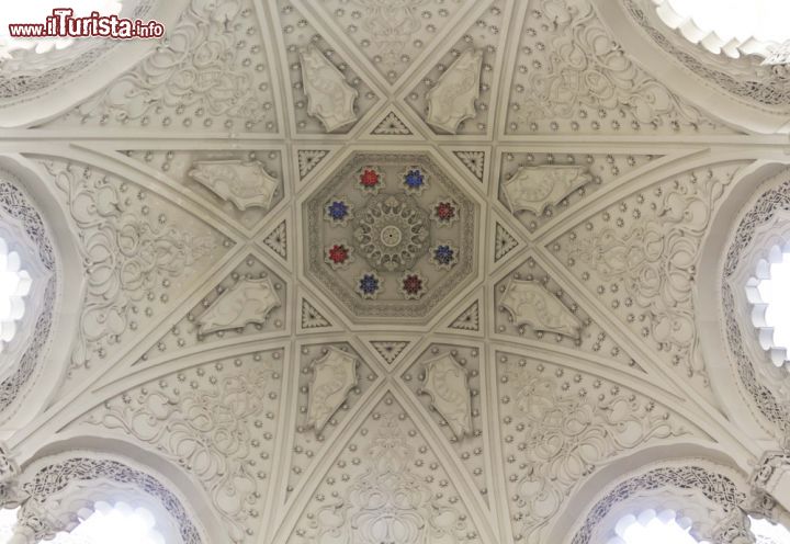 Immagine Reggello (Toscana): particolare del soffitto della Sala Bianca nel castello di Sammezzano, ealtato dalla luce esterna che pervade la stanza - foto © Greta Gabaglio / Shutterstock.com