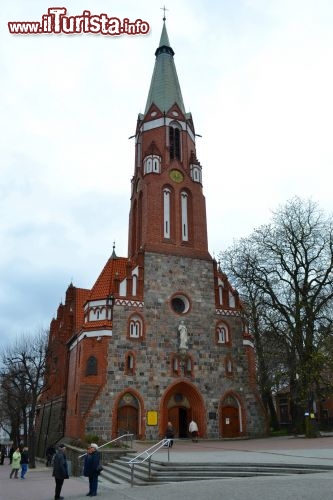 Immagine Chiesa di San Giorgio, Sopot: in polacco è conosciuta come Kościół garnizonowy p.w. św. Jerzego, ed è la principale chiesa della città e fu progettata tra il 1899 ed il 1901 da Louis von Tiedemann come luogo di culto evangelista, prima di essere convertita in chiesa cattolica nel 1945.