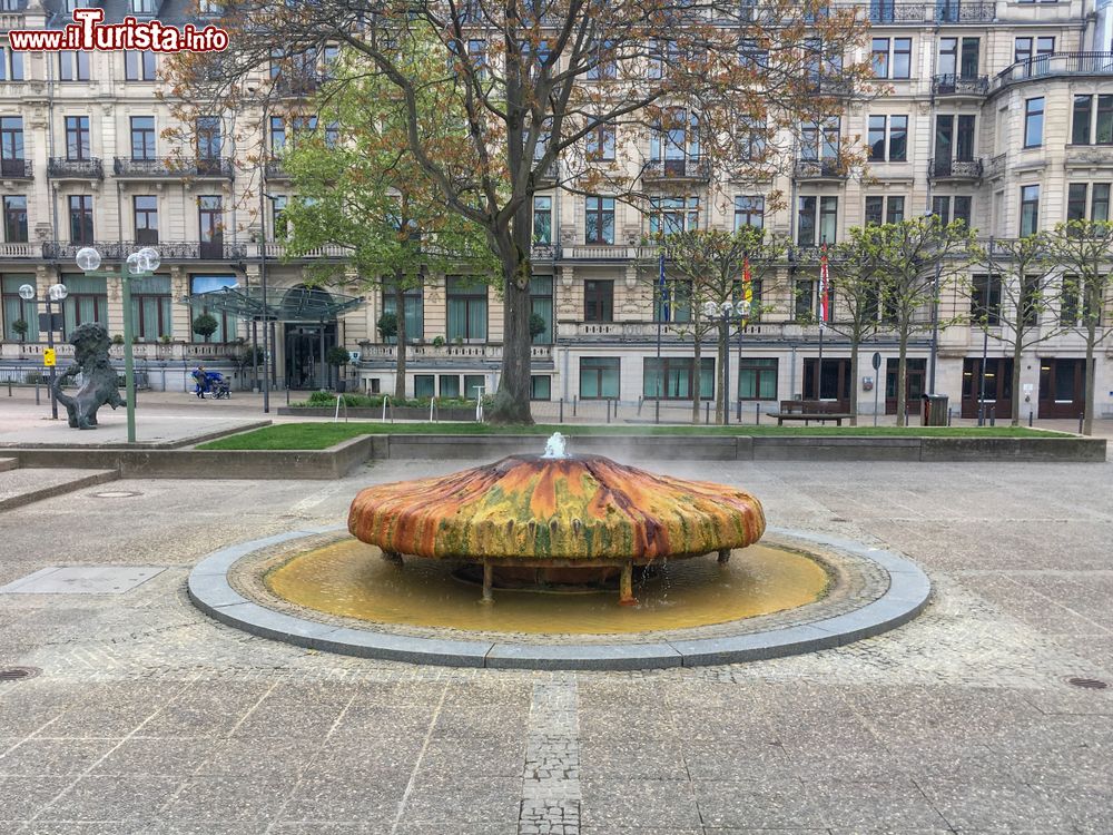 Immagine La sorgente termale chiamata Kochbrunnen a Wiesbaden, Germania. Da qui fuoriesce acqua calda.