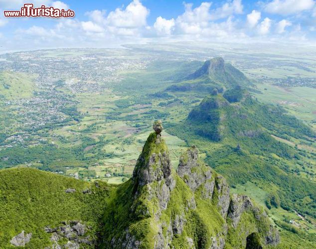 Immagine Panorama aereo del monte Pieter Both, Mauritius - Seconda montagna più alta dell'isola con i suoi 820 metri, questo rilievo montuoso prende il suo nome da Pieter Both, primo governatore generale delle Indie orientali olandesi. A renderla così particolare è la formazione rocciosa sulla sua cima che somiglia alla testa di un uomo. Per scalare il monte seguendo il crinale principale si impiega circa 1 ora anche se la salita è piuttosto impegnativa © Sapsiwai / Shutterstock.com