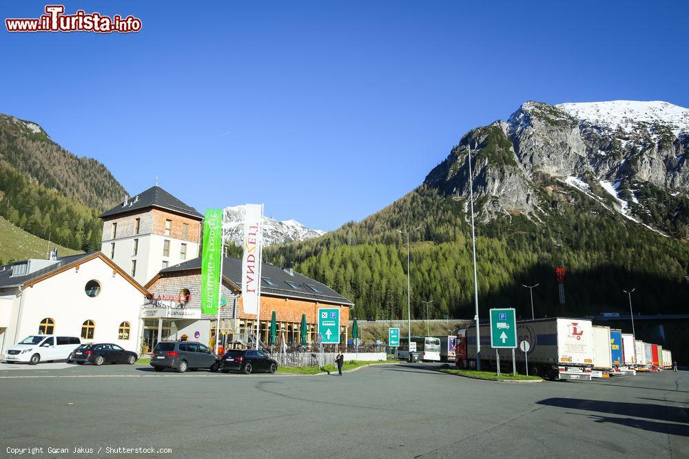 Immagine Sosta lungo l'autostrada vicino a Flachau, Austria. Sullo sfondo, le Alpi con le cime innevate - © Goran Jakus / Shutterstock.com