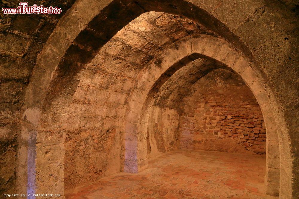 Immagine Sotterranei medievali usati come prigione nel castello di Xativa, Valencia, Spagna - © Inu / Shutterstock.com