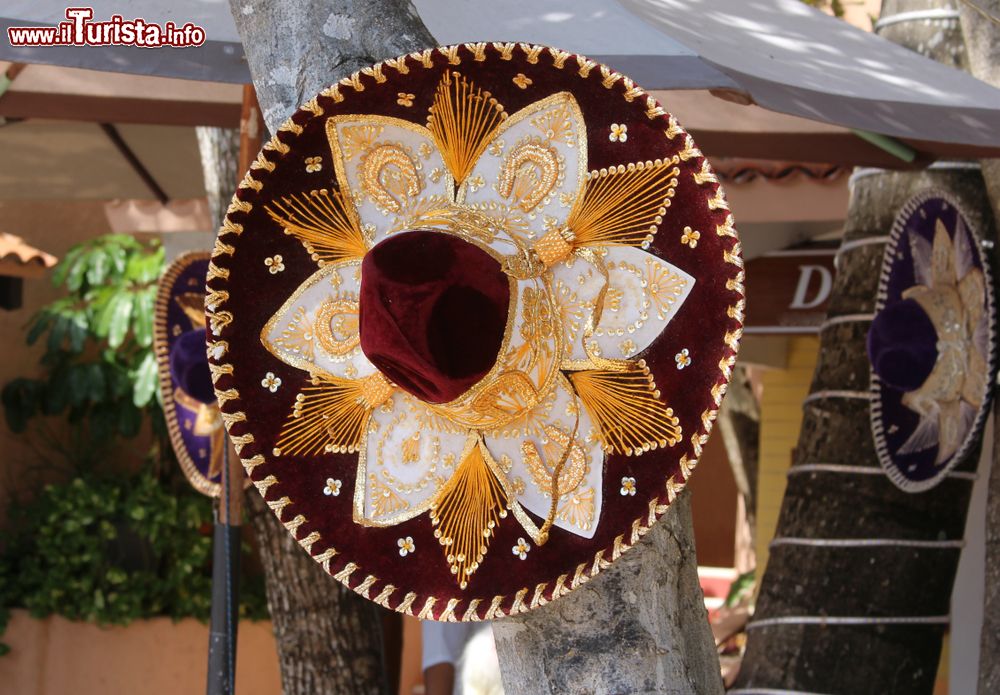 Immagine Souvenir da Puerto Aventuras, Riviera Maya, Messico: un tradizionale sombrero con ricami e decori in feltro.