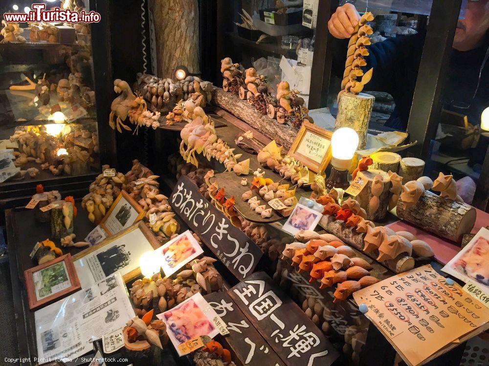 Immagine Souvenir in legno in un mercatino notturno della città di Kushiro, Giappone - © Pichit Tongma / Shutterstock.com