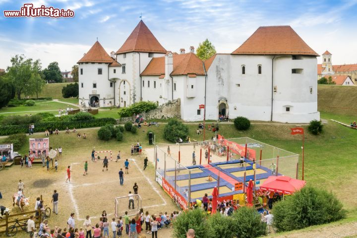 Immagine Giochi e intrattenimento davanti al Castello di Varazdin (Croazia) durante lo Spancirfest, un appuntamento che ogni anno richiama in città fino a 100.000 visitatori - foto © Deymos.HR