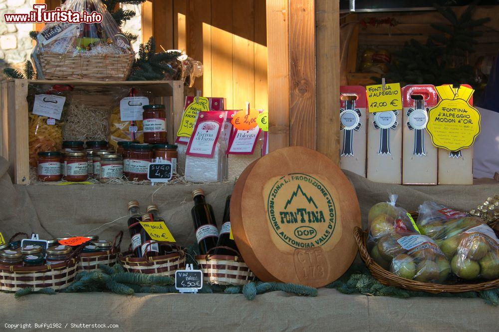 Immagine Specialità gastronomiche in un mercatino in strada di Aosta - © Buffy1982 / Shutterstock.com