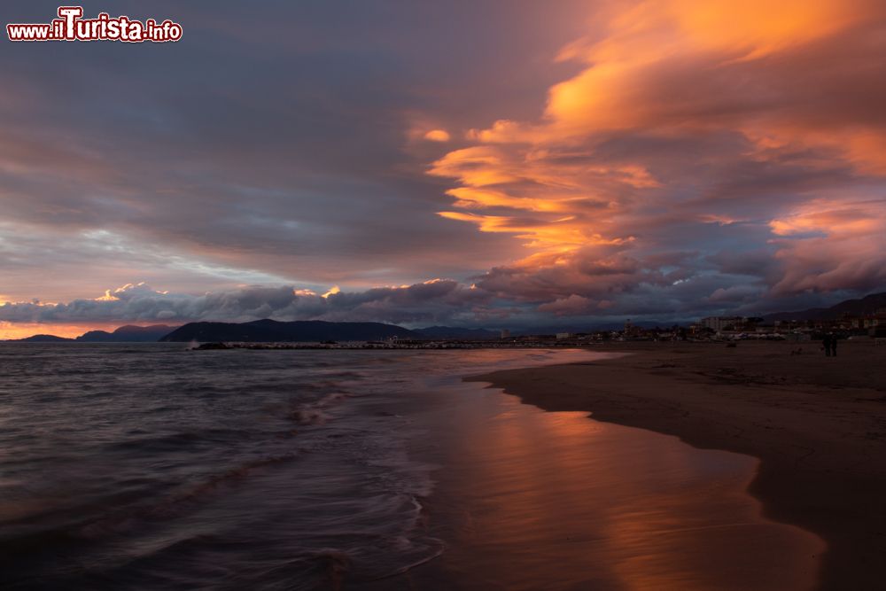 Immagine Spettacolare tramonto in Versilia: siamo a Marina di Massa in Toscana