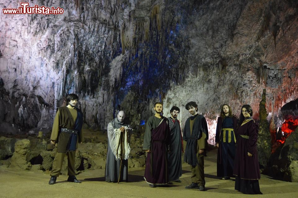 Immagine Spettacolo teatrale nelle Grotte di Pertosa in Campania, provincia di Salerno - © Il Demiurgo01, CC BY-SA 4.0, Wikipedia