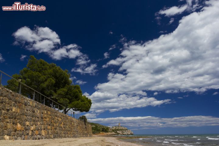 Immagine Spiagge nascoste a Oropesa del Mar, Spagna. Un caratteristico angolo di litorale sabbioso in questa città nei pressi di Castellon