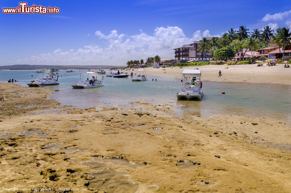 Immagine Spiaggia a Barra do Sao Miguel, stato di Alagoas, Brasile. Siamo in una delle più divertenti e suggestive spiagge protette dalla barriera corallina nei pressi di Maceiò - © robert napiorkowski / Shutterstock.com