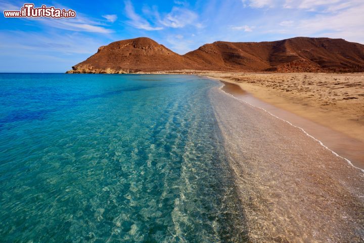 Immagine Spiaggia a Cabo de Gata Playazo nei pressi di Almeria, Spagna. Questa località della costa sud della Spagna è gettonata anche per le sue belle spiagge di sabbia dorata lambite dalle acque cristalline del Mediterraneo