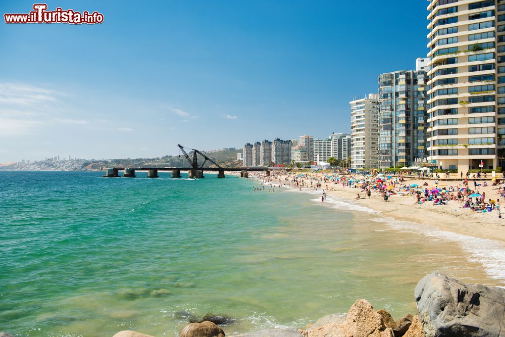 Immagine Una spiaggia a Valparaíso, Cile. Le locali spiagge non sono molto grandi e non tutte sono balneabili, ma in estate richiamano molti turisti.