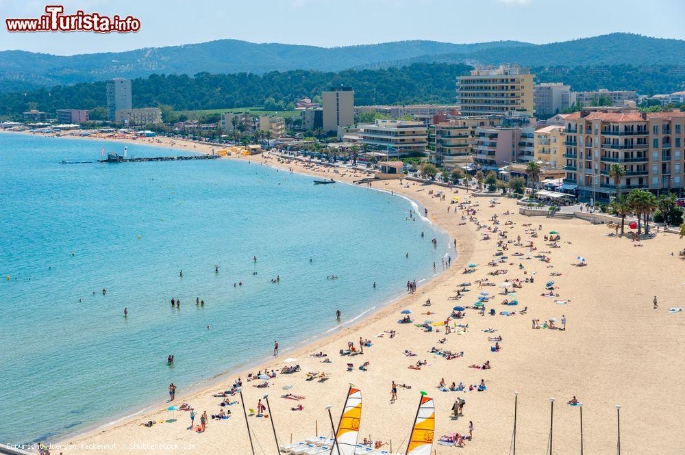 Immagine Spiaggia affollata in estate a Le Lavandou, Var, Francia, fotografata dall'alto - © Juergen Wackenhut / Shutterstock.com