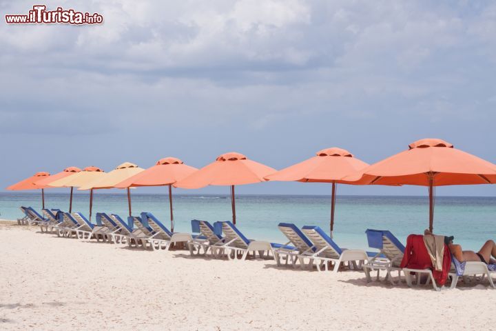 Immagine Relax sulla spiaggia tropicale di Flic en Flac, isola di Mauritius - Ombrelloni e sdraio in questo tratto di costa attrezzata con tutti i comfort per godersi il relax al sole © Gowtum / Shutterstock.com