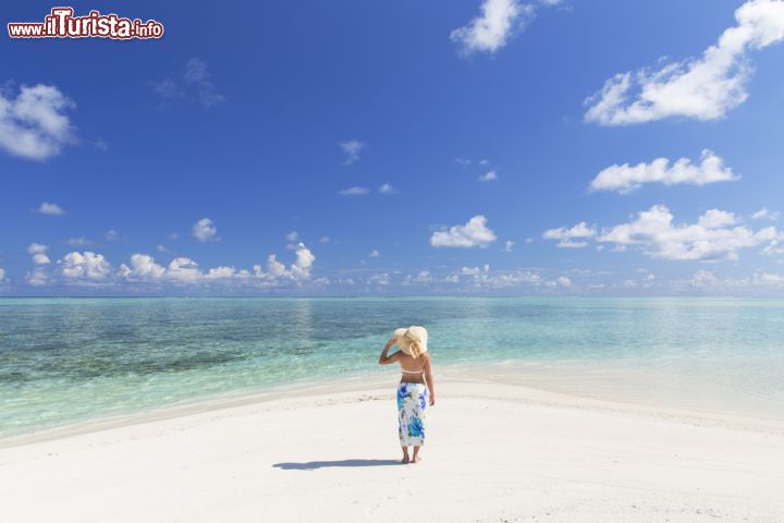 Immagine La spiaggia bianca e l'acqua cristallina delle Maldive attirano migliaia di turisti ogni anno. Qui siamo nell'Atollo di Malé Sud  - foto © Shutterstock.com
