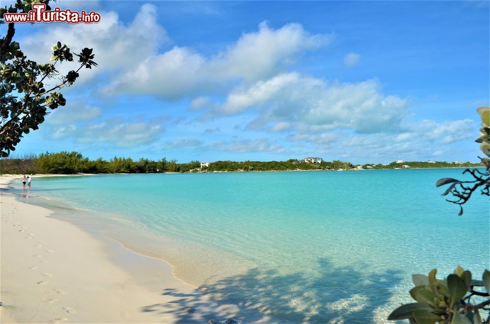 Immagine La spiaggia bianca di Great Exuma a George Town, Bahamas. Great Exuma è la principale delle isole di questo arcipelago. E' collegata a Little Exuma da un ponte.