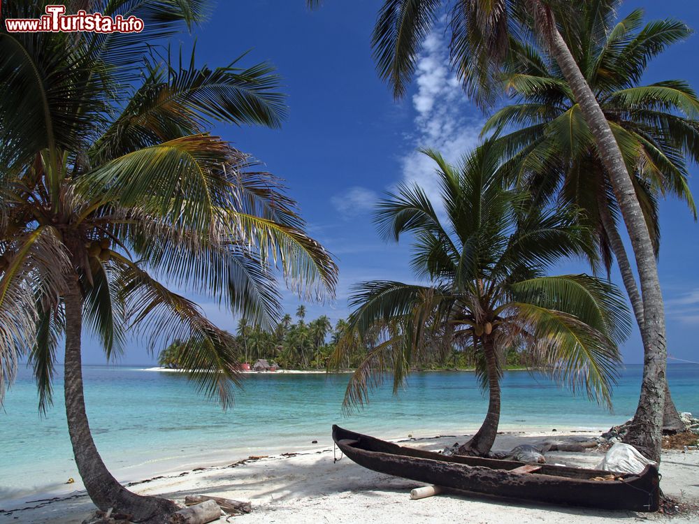 Immagine Spiaggia bianca tropicale a San Blas, Panama. A costituire l'arcipelago sono circa 380 fra isolotti e atolli di cui meno di 50 abitati.