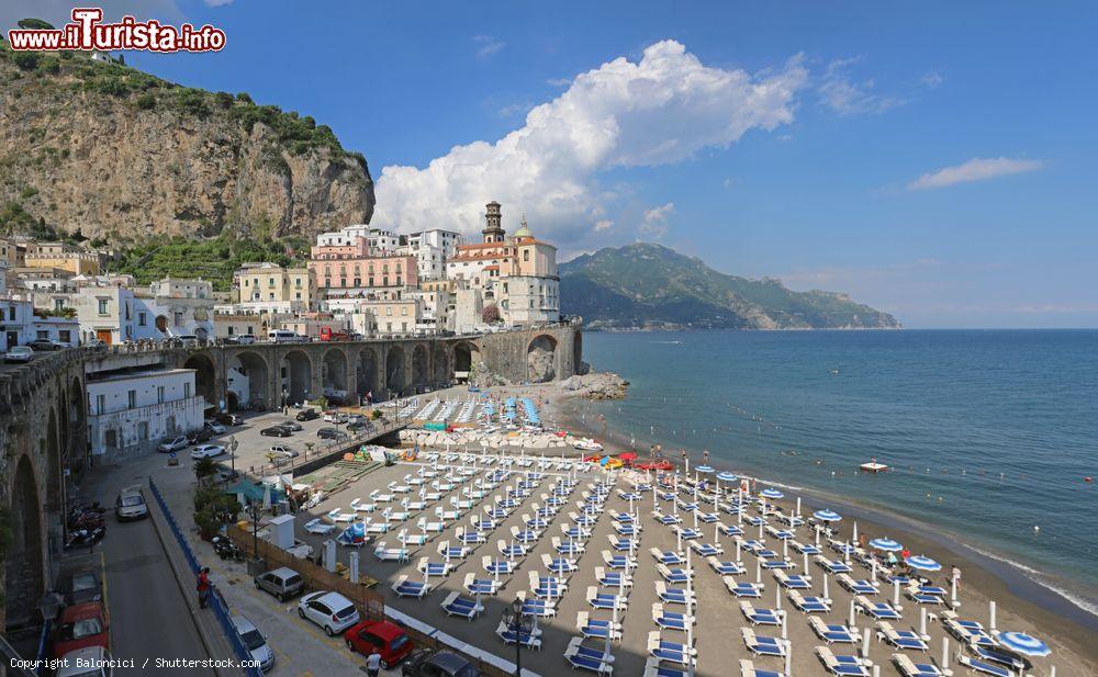 Immagine Spiaggia cittadina ad Atrani vicino ad Amalfi, Costiera Amalfitana (Campania) - © Baloncici / Shutterstock.com