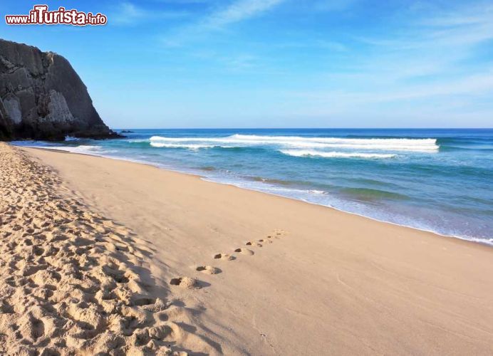 Immagine Una splendida spiaggia sabbiosa della costa atlantica nei pressi di Sintra (Portogallo) al mattino - foto © kavram / Shutterstock.com