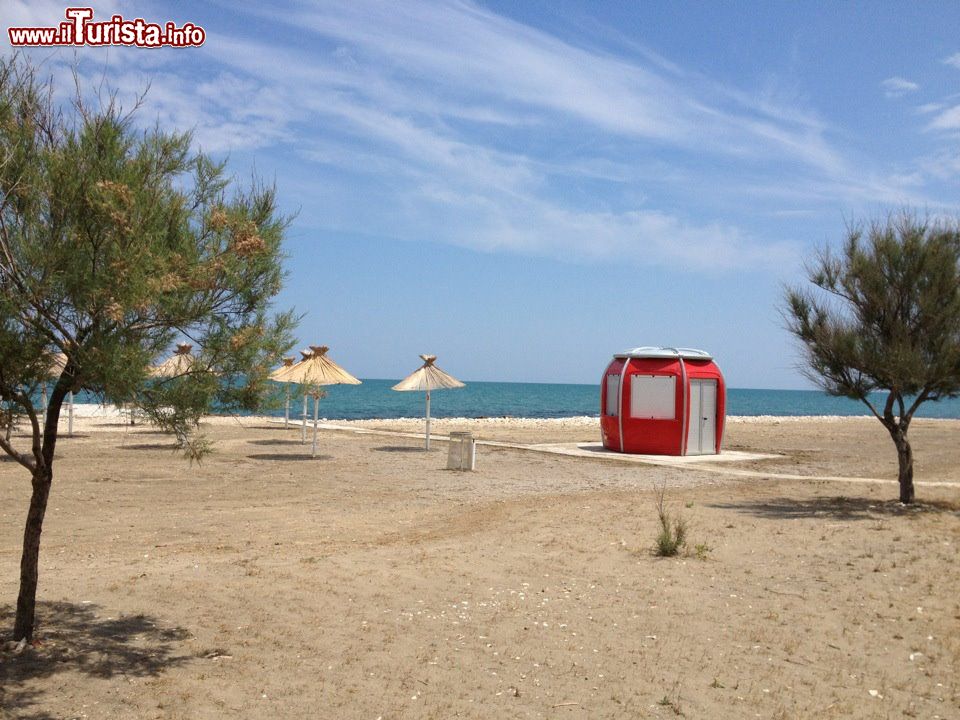 Spiaggia Del Villaggio Di Fiumara Vicino A Barletta Foto Fiumara