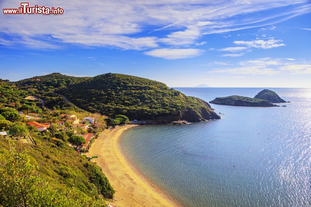 Immagine La spiaggia dell'Innamorata a Capoliveri, Isola d'Elba, Toscana. Una suggestiva veduta di questo tratto di litorale che si trova ai margini delle vecchie miniere di ferro, uno dei territori più selvaggi e incontaminati dell'isola. Sullo sfondo, gli isolotti Gemini, gruppo di scogli nel Mar Tirreno. I fondali che circondano queste isole sono molto apprezzati dagli appassionati di sub.