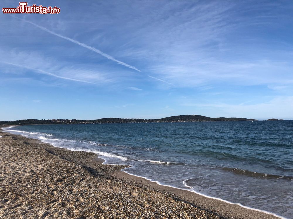 Immagine Spiaggia deserta a Carqueiranne, Var, Francia. Siamo in una graziosa località balneare situata fra Hyeres e Tolone.