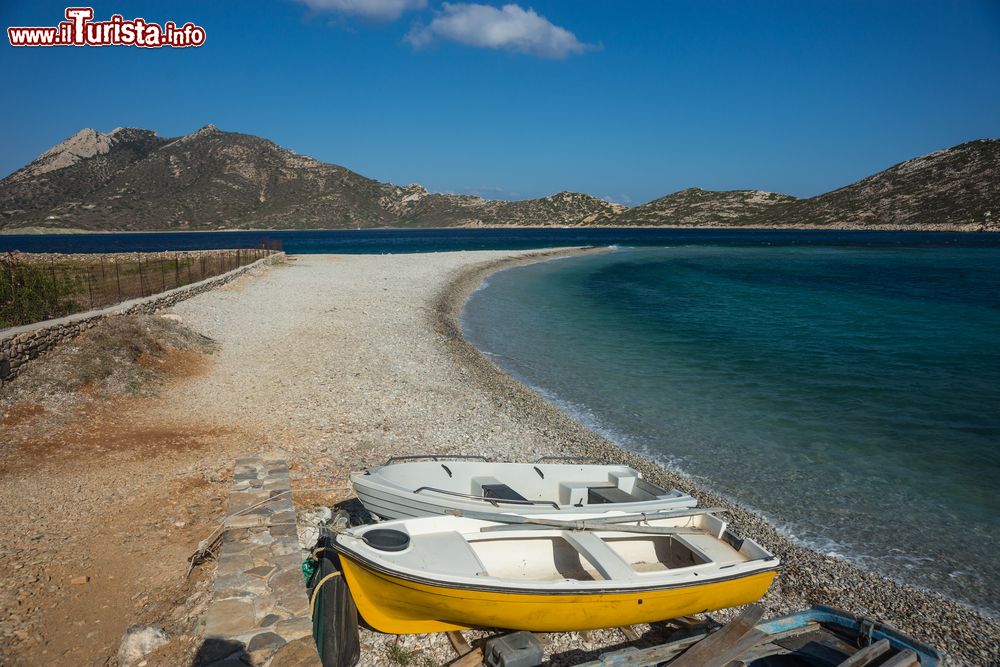 Immagine Spiaggia di Agios Pablos a Amorgos, Grecia. E' uno dei punti più belli di tutta l'isola, un vero e proprio spettacolo della natura. Agios Pablos è una lingua di sassi bianchi che si perde nell'acqua turchese e cambia forma a seconda di vento e mare.