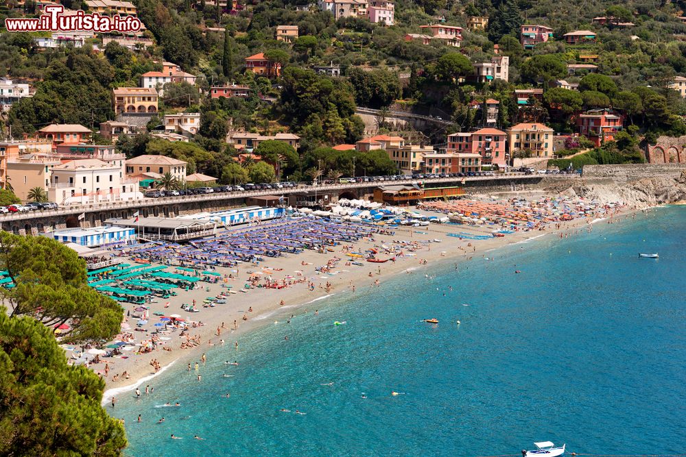 Immagine Spiaggia di Bonassola, Liguria, Italia. Una veduta dall'alto della città di Bonassola che si estende su una piana per circa 5 chilometri ed è compotsa da 8 borghi storici.