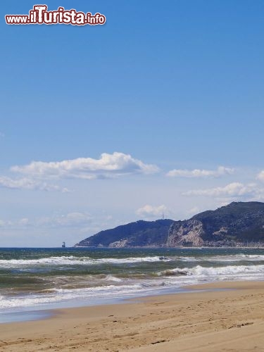 Immagine Spiaggia di Castelldefels vicino a Barcellona, Spagna - Incastonata fra due ambienti naturali completamente differenti, la foce del fiume Llobregat e il massiccio calcareo del Garraf, la spiaggia di Castelldefels è situata 18 chilometri a sud di Barcellona © Karol Kozlowski / Shutterstock.com