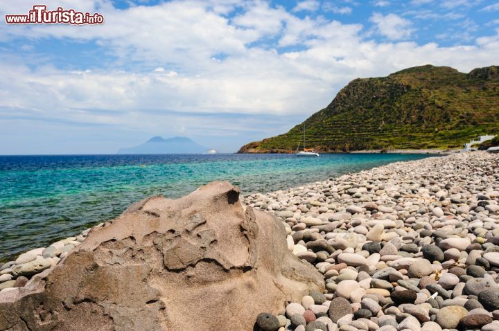 Immagine Spiaggia di ciottoli a Filicudi vicino a Capo Graziano - © EugeniaSt / Shutterstock.com