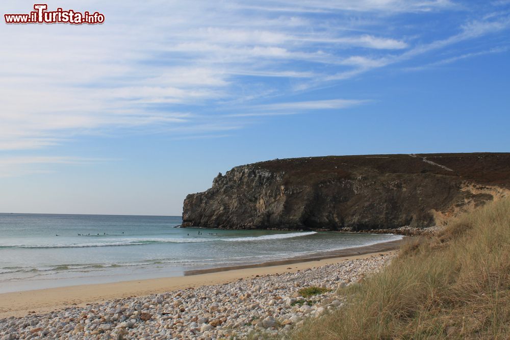 Immagine Spiaggia di ciottoli sul promontorio di Pen-Hir a Camaret-sur-Mer nella penisola di Crozon, Francia.