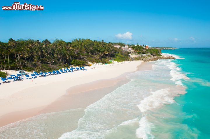 Immagine Crane beach, la più famosa spiaggia di Barbados, è nota per le sue sabbie di colore rosa. Qui si trova il lussuoso Crane Resort. La spiaggia la si raggiunge sulla costa sud-orientale di Barbados  - © Filip Fuxa / shutterstock.com