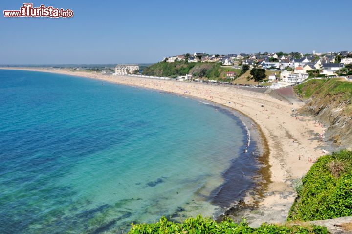 Immagine La grande spiaggia di Donville-les-Bains nei pressi di Granville. Siamo nel dipartimento della Manica, nella regione della Bassa Normandia, in Francia - foto © gdela / Shutterstock.com