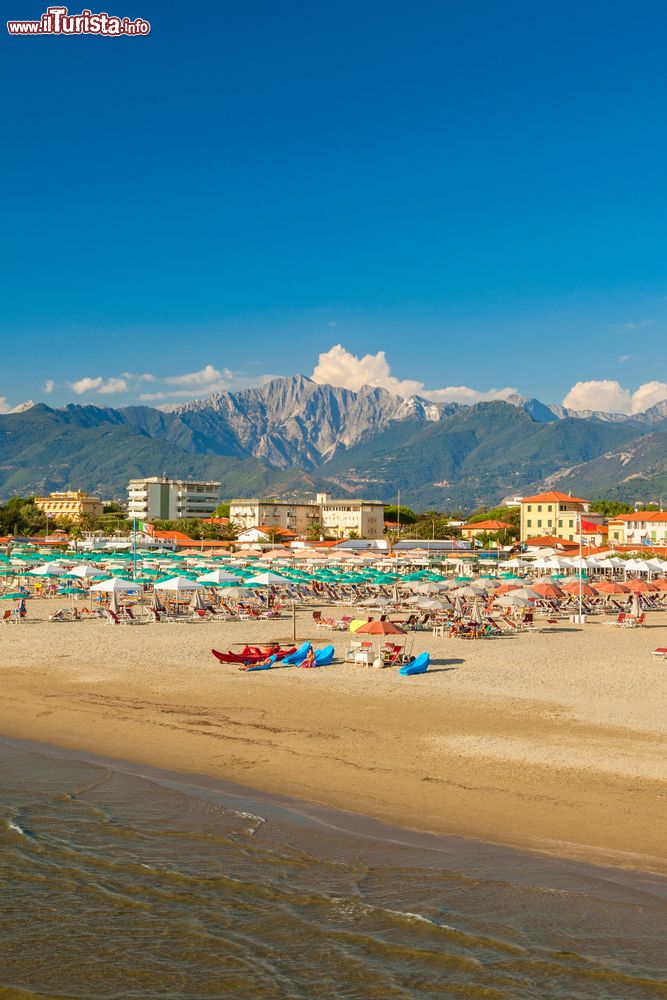 Immagine Spiaggia di Marina di Pietrasanta, provincia di Lucca, Toscana. Già agli inizi degli anni '30 del 1900 questa località era una nota destinazione balneare.