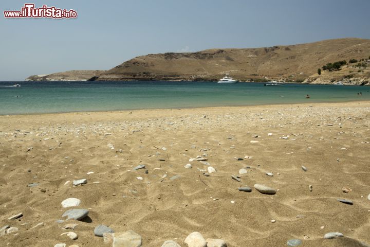 Immagine Spiaggia di sabbia di Ganema a Serifos, Grecia. Belle e ancora incontaminate, le spiagge sabbiose di quest'isola greca sono una vera sorpresa - © Georgios Alexandris / Shutterstock.com